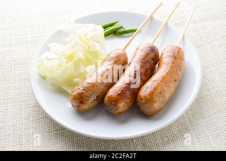 Saucisses thaïlandaises épicées, faites de porc haché mélangé avec une variété d'ingrédients qui le font emballé Banque D'Images