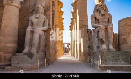 Temple de Louxor à Louxor, Égypte. Le temple de Louxor est un grand complexe de temples égyptiens anciens situé sur la rive est du Nil dans la ville aujourd'hui kno Banque D'Images