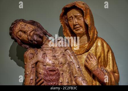 Pieta UNE sculpture médiévale peinte du Musée national d'Art du XIVe siècle Wrocław Basse-Silésie Pologne Banque D'Images