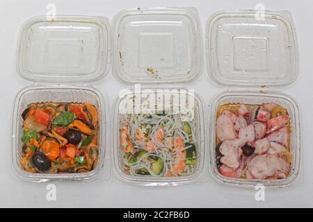 Trois salades de fruits de mer et crevettes Musels Octopus dans la case Banque D'Images