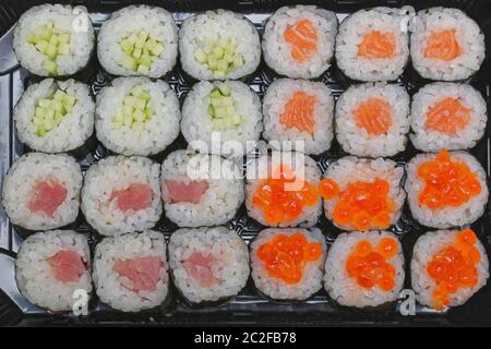 Deux douzaines de rouleaux de sushi dans le bac la cuisine japonaise Vue de dessus Banque D'Images