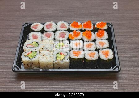 Deux douzaines de rouleaux de sushi Cuisine japonaise au niveau du bac Banque D'Images