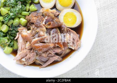 Coupe de porc braisée, un plat confortable pour une tasse Banque D'Images