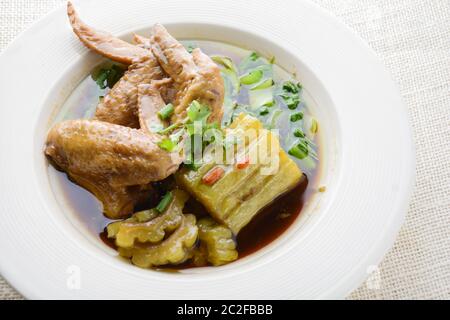 Ailes de poulet braisées avec Gourd amer Banque D'Images