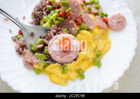 Omelette à la saucisse de porc fermentée avec œufs et piments, ce plat serait délicieux en frits dans une grande quantité d'huile chaude. Banque D'Images