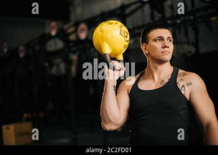 Portrait d'un homme musclé et robuste avec un corps parfait et des vêtements de sport Banque D'Images