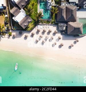 Vue aérienne de l'hôtel de front de mer tropical resort avec piscine, feuilles de palmier de parasols et la mer turquoise. Paradise destination pour vacat Banque D'Images