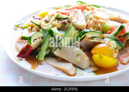 Salade de concombre avec saucisses de porc conservées, nourriture populaire thaïlandaise appelée Som Tum Tang, légumes chauds et épicés, mélangés. Banque D'Images