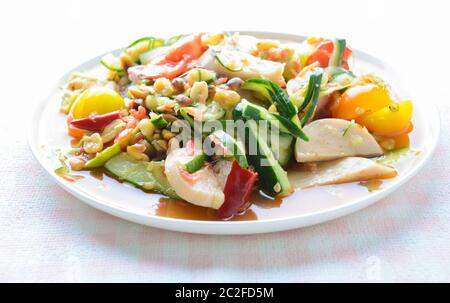 Salade de concombre avec saucisses de porc conservées, nourriture populaire thaïlandaise appelée Som Tum Tang, légumes chauds et épicés, mélangés. Banque D'Images