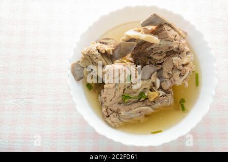 Bouillon d'os de porc à cuisson lente, il est mis en place pendant plusieurs heures pour en extraire autant de nutriments. Le temps de cuisson long brise dow Banque D'Images