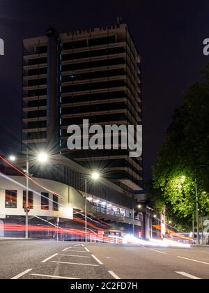 Bristol, Angleterre, Royaume-Uni - 8 juin 2020 : la circulation laisse des sentiers de lumière la nuit sur la parade de St Augustine, sous le bureau de Colston Tower. Banque D'Images
