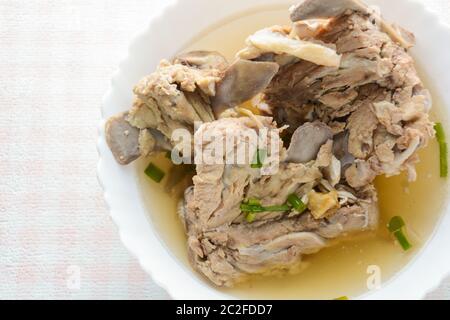 Bouillon d'os de porc à cuisson lente, il est mis en place pendant plusieurs heures pour en extraire autant de nutriments. Le temps de cuisson long brise dow Banque D'Images