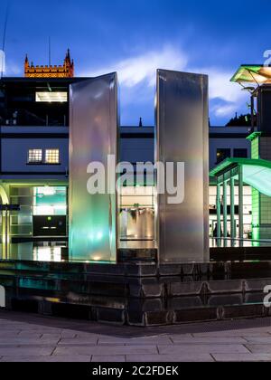 Bristol, Angleterre, Royaume-Uni - 8 juin 2020 : le crépuscule tombe sur les fontaines de Millennium Square à l'extérieur de nous le musée curieux de Bristol. Banque D'Images