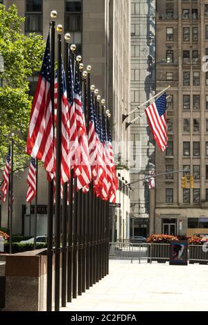 Les drapeaux américains du Rockefeller Center Plaza sont un hommage à la journée du drapeau des États-Unis, New York City, États-Unis Banque D'Images