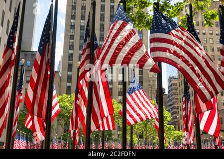 Les drapeaux américains du Rockefeller Center Plaza sont un hommage à la journée du drapeau des États-Unis, New York City, États-Unis Banque D'Images