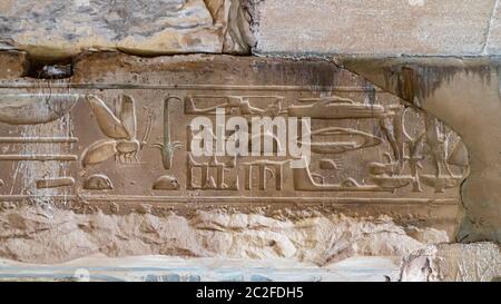 Symboles mystérieux sur le faisceau de plafond dans le temple de Seti I à Abydos. Réservoir, hélicoptère, avion et autres véhicules. Temple de Seti I à Abydos. T Banque D'Images