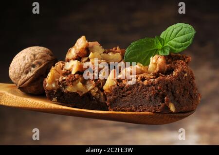 Tranches de gâteau au chocolat et noix Banque D'Images