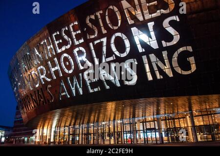 Cardiff, pays de Galles, Royaume-Uni - 17 mars 2013 : le centre artistique moderne du Cardiff Millennium Centre est éclairé la nuit dans la baie de Cardiff. Banque D'Images