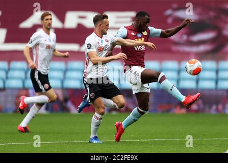 Keinan Davis (à droite) d'Aston Villa et Jack Robinson de Sheffield United se battent pour le ballon lors du match de la Premier League à Villa Park, Birmingham. Banque D'Images