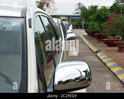 Les taxis sont alignés. Vue des rétroviseurs. Banque D'Images