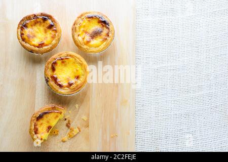 Les tartes d'oeufs portugais, est une sorte de tartelette de crème anglaise que l'on trouve dans divers pays asiatiques. Le plat se compose d'une croûte de pâte extérieure et Banque D'Images