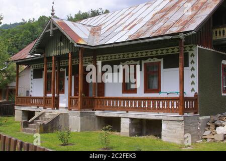 Maison traditionnelle à la frontière entre la Moldavie et la Transylvanie, Roumanie. Maison de village traditionnelle dans les montagnes, dans la région de Bicaz Ceahlau Banque D'Images