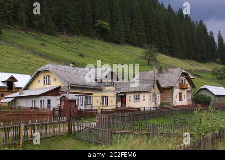 Maisons traditionnelles à la frontière entre la Moldavie et la Transylvanie, Roumanie. Maisons de village traditionnelles dans les montagnes, dans la région de Bicaz Ceahlau Banque D'Images