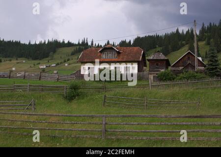 Maison traditionnelle à la frontière entre la Moldavie et la Transylvanie, Roumanie. Maison de village traditionnelle dans les montagnes, dans la région de Bicaz Ceahlau Banque D'Images