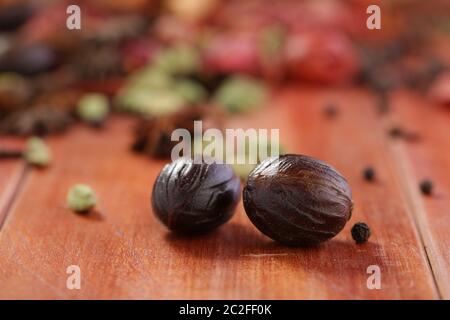 La noix de muscade ou Jaiphal est une épice aromatique placée sur un fond en bois, foyer sélectif Banque D'Images