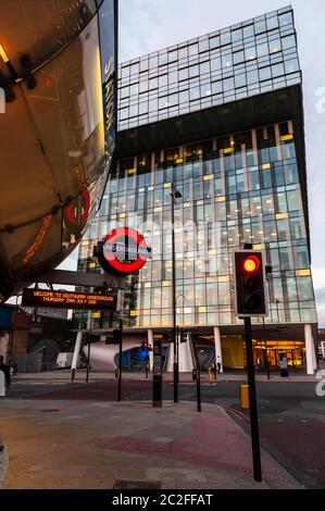 Londres, Angleterre, Royaume-Uni - 29 juillet 2010 : la station de métro Southwark tombe à la tombée de la nuit et le bureau de Palestra House se trouve sur Blackfriars Road, dans le sud de Londres. Banque D'Images