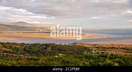 Le soleil se couche sur l'estuaire de la rivière Afon Dwyryd à Porthmadog dans le nord du Pays de Galles, vu de Moel-y-Gest Mountain dans le parc national de Snowdonia. Banque D'Images