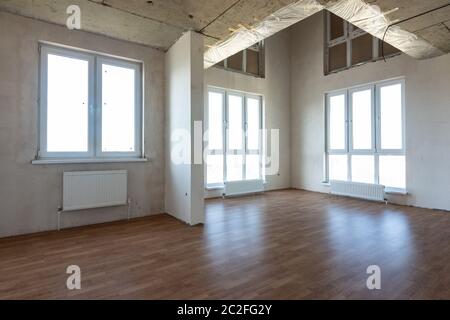 Intérieur d'une chambre spacieuse de deux étages dans l'appartement Banque D'Images