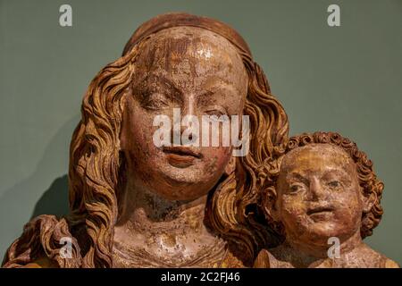 Saint Mary et l'enfant médiéval, sculpture peinte du XIV ème siècle Musée national d'Art Wrocław Basse-Silésie Pologne Banque D'Images