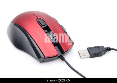 Souris d'ordinateur avec un câble USB isolé sur fond blanc Banque D'Images