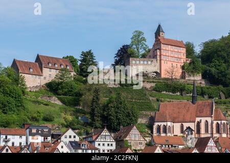 Vue sur la petite ville de Hirschhorn et le château, Odenwald, Hesse, Allemagne Banque D'Images