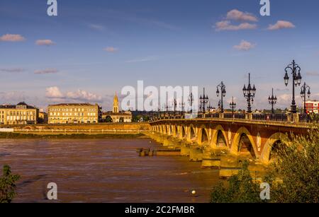 Panorama du Pont de pierre, vieux pont de poney à Bordeaux dans une belle nuit d'été, France Banque D'Images