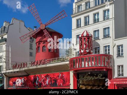 Paris, France-15 septembre 2017. Moulin Rouge célèbre cabaret à Paris, situé dans le quartier rouge de Pigalle. Célèbre lieu touristique et Voyage des Banque D'Images