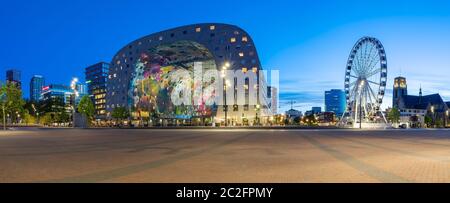 Vue panoramique de Markthal la nuit dans la ville de Rotterdam, pays-Bas. Banque D'Images