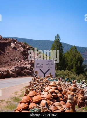 AL HAOUZ, MAROC - VERS MAI 2018 : atelier de poterie sur les montagnes du Haut Atlas. Banque D'Images