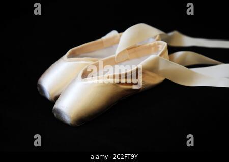 Pointes de ballet isolé sur un fond noir Banque D'Images