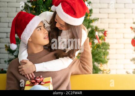 Couple fête de noël Banque D'Images