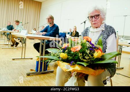 Kirchheimbolanden, Allemagne. 17 juin 2020. Lisel Heise, probablement la plus ancienne conseillère municipale d'Allemagne, tient un bouquet de fleurs dans ses mains dans la Stadthalle quand elle dit au revoir lors d'une réunion du conseil municipal. Heise est membre du conseil municipal de sa ville natale du Palatinat depuis juin 2019. La nouvelle du succès de l'élection de la dame âgée a fait le tour du monde. Elle abandonne maintenant son mandat pour des raisons d'âge. Credit: Uwe Anspach/dpa/Alamy Live News Banque D'Images