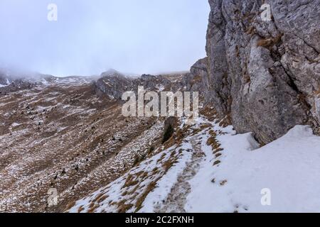 Paysage de montagne dans les montagnes Piatra Craiului, Roumanie Banque D'Images