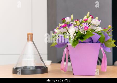 De beaux bouquets de luxe d'eustoma et mélanger des fleurs dans la boîte, gros plan. Bouquet pour le jour du mariage ou le jour de la femme. Concepts de fleuriste et profess Banque D'Images