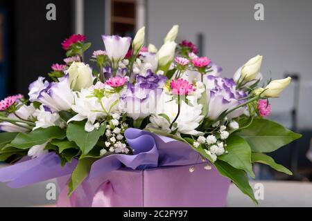 De beaux bouquets de luxe d'eustoma et mélanger des fleurs dans la boîte, gros plan. Bouquet pour le jour du mariage ou le jour de la femme. Concepts de fleuriste et profess Banque D'Images