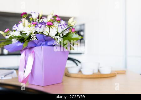 De beaux bouquets de luxe d'eustoma et mélanger des fleurs dans la boîte, gros plan. Bouquet pour le jour du mariage ou le jour de la femme. Concepts de fleuriste et profess Banque D'Images