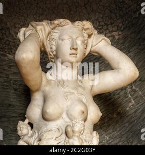 Fontainebleau, France, 30 mars 2017 : statue de la nature polymaste de Tribolo au Palais de Fontainebleau près de Paris le 19 août, Banque D'Images