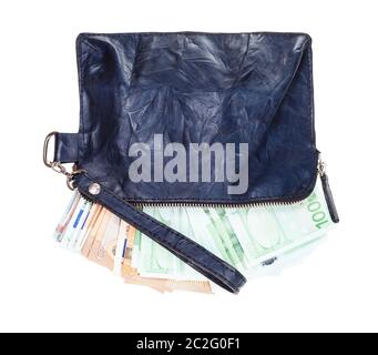 Ouvrir petit bracelet en cuir bleu sac pochette avec beaucoup d'euros isolated on white backgroun Banque D'Images