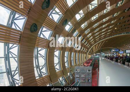 Paris, France, 1er avril 2017 : Hall de départ dans le terminal de l'aéroport international Roissy Charles de Gaulle, Paris, France Banque D'Images