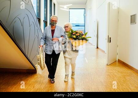 Kirchheimbolanden, Allemagne. 17 juin 2020. Lisel Heise (r), probablement la plus ancienne conseillère municipale d'Allemagne, est sortie de la salle de réunion de la Stadthalle après ses adieux lors d'une réunion du conseil municipal. Heise siège au conseil municipal de sa ville natale du Palatinat depuis juin 2019. La nouvelle du succès de l'élection de la dame âgée a fait le tour du monde. Elle abandonne maintenant son mandat pour des raisons d'âge. Credit: Uwe Anspach/dpa/Alamy Live News Banque D'Images